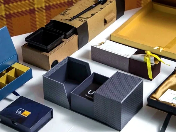 Rigid box with custom insert and presentation tray